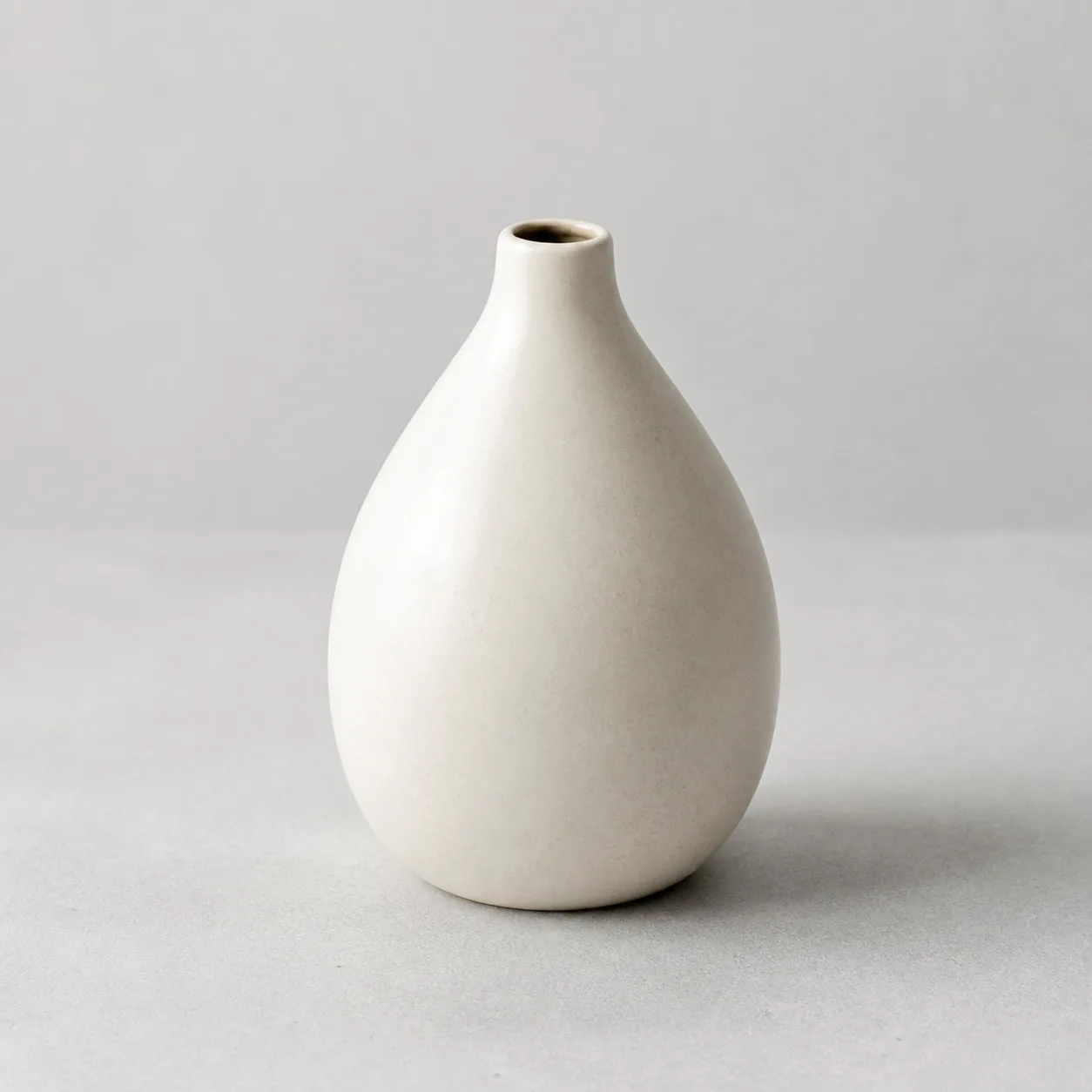 Minh họa cho “Khoang và lỗ mở”: a hollow ceramic vessel with one narrow circular opening.