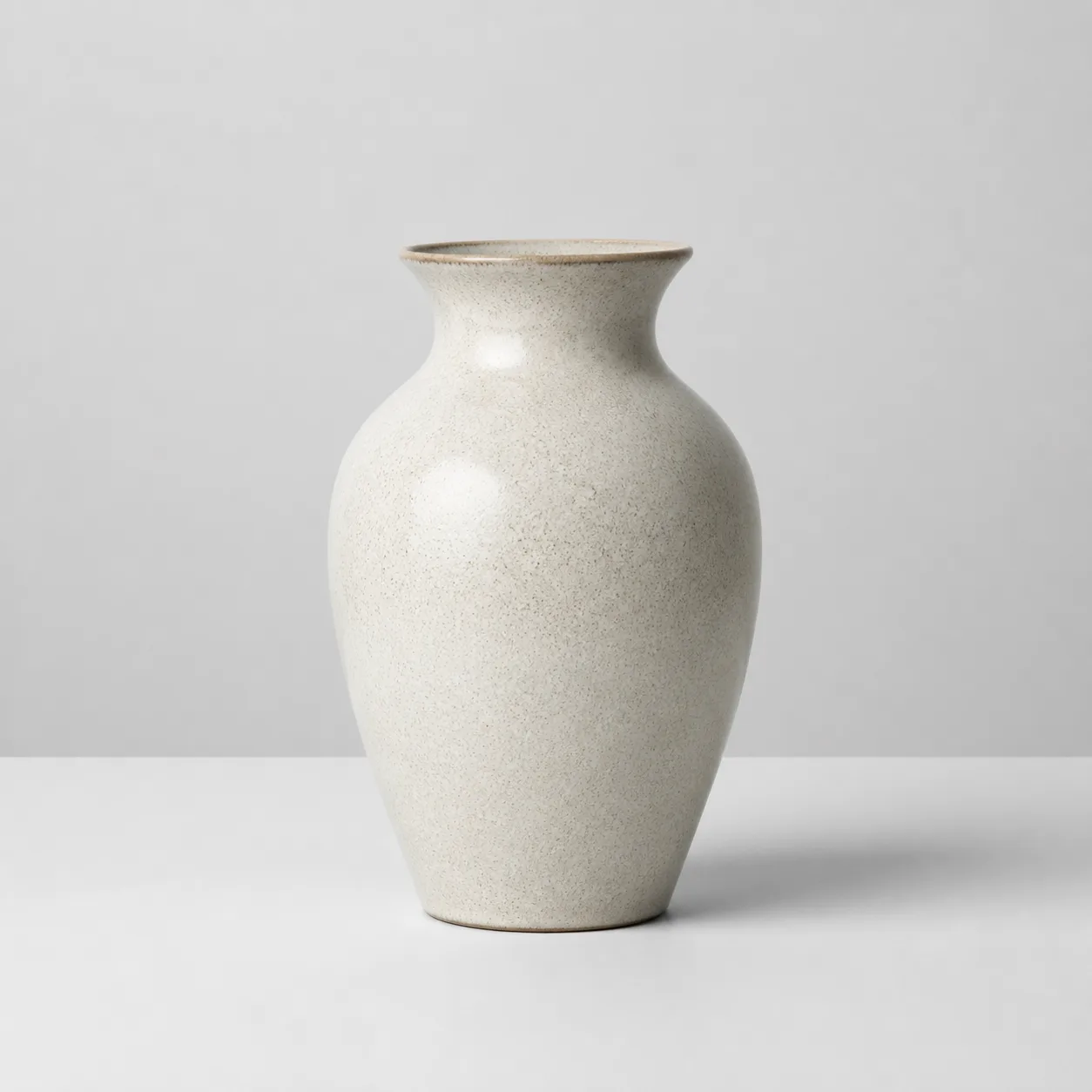 Minh họa cho “Định danh vật thể”: a single ceramic vase centered on a plain table.