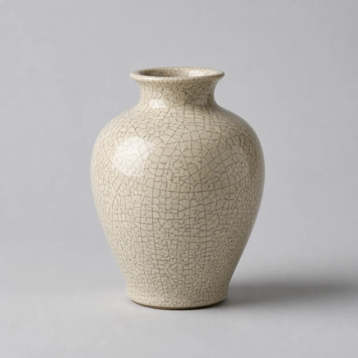 Minh họa cho “Gốm”: a crackle-glazed ceramic vase with fine glaze lines.