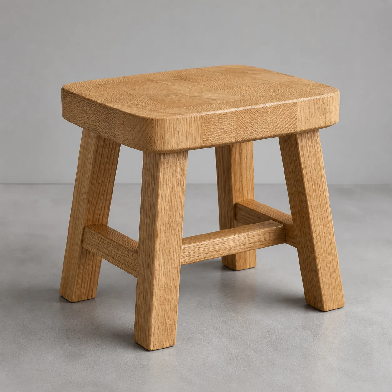 Minh họa cho “Chất liệu”: a solid oak stool with visible end grain.