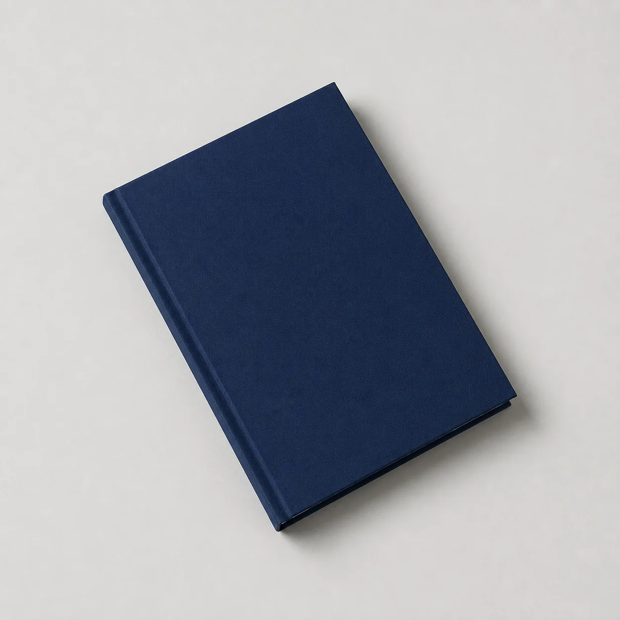Minh họa cho “Hướng vật thể”: a closed book tilted 30 degrees counterclockwise toward the left on the table.
