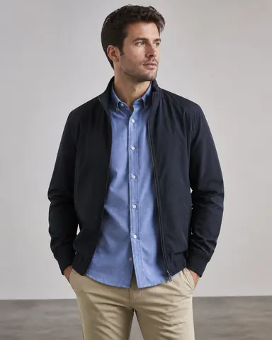 Minh họa cho “Lớp trang phục”: a shirt under a lightweight jacket with both layers visible.