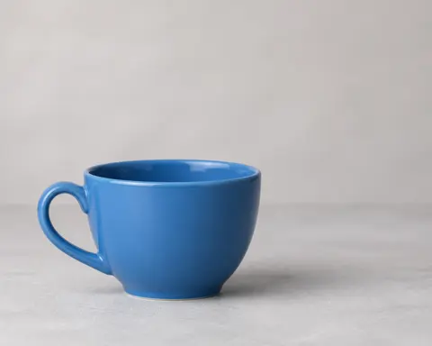 Minh họa cho “Vị trí”: a blue cup in the lower-left foreground.
