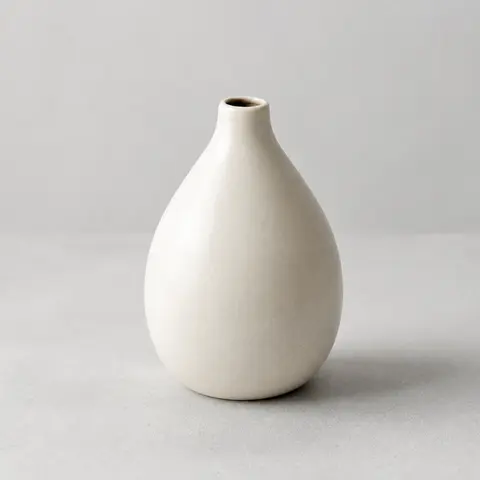 Minh họa cho “Khoang và lỗ mở”: a hollow ceramic vessel with one narrow circular opening.