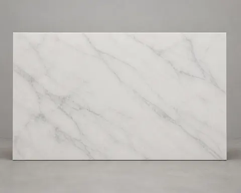 Minh họa cho “Đá”: a veined white marble slab with a honed finish.