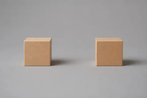 Minh họa cho “Khoảng cách giữa vật”: two cubes five centimeters apart, aligned horizontally.