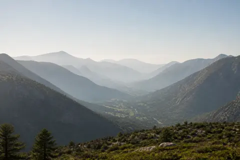 Minh họa cho “mờ sương nhẹ”: A valley with a softly hazy atmosphere.