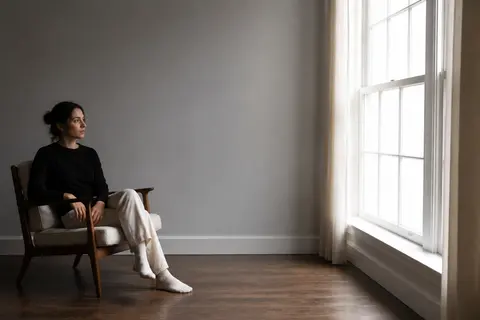 Minh họa cho “cân bằng bất đối xứng”: A person on the left balanced by a bright window on the right.