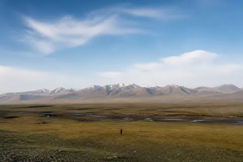 Minh họa cho “toàn cảnh rất rộng”: A tiny figure within a vast landscape.