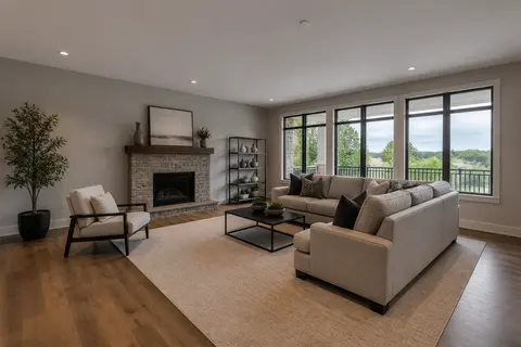 Minh họa cho “tiêu cự tương đương 24 mm”: A broad interior view at 24mm equivalent.