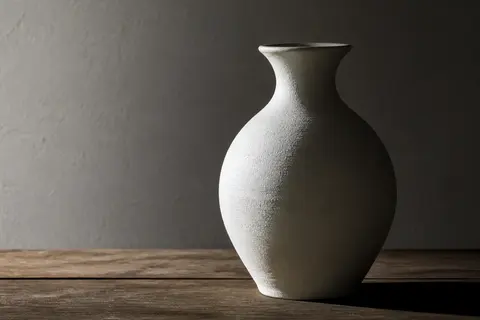 Minh họa cho “ánh sáng xiên bên”: Side light reveals shape and texture.